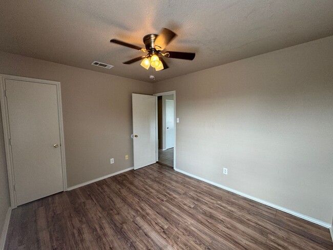 Building Photo - 5702 Greengate Dr