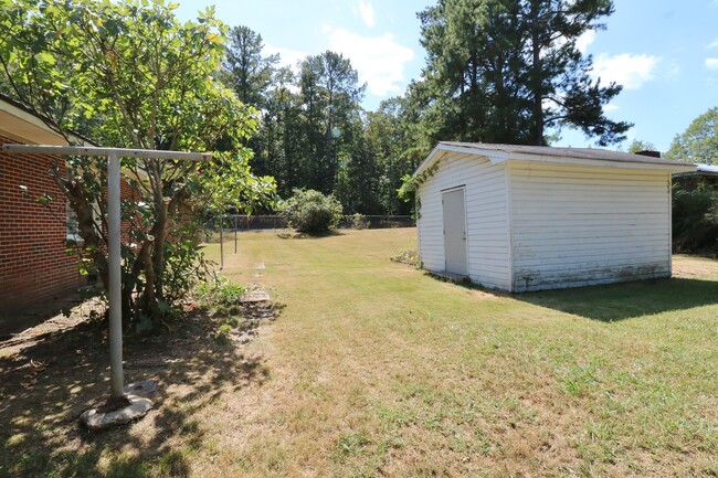 Building Photo - Large Pell City Home