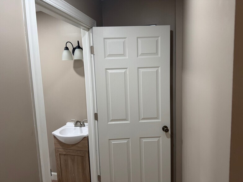 Building Photo - 1617 Lawton Ave