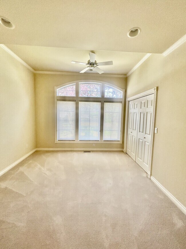 Building Photo - 560 E Maberry Dr