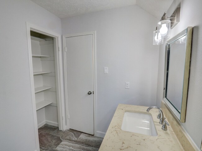 Building Photo - 1951 Round Spring Dr