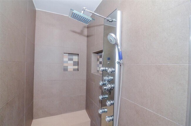 Building Photo - 2832 S Bartell Dr