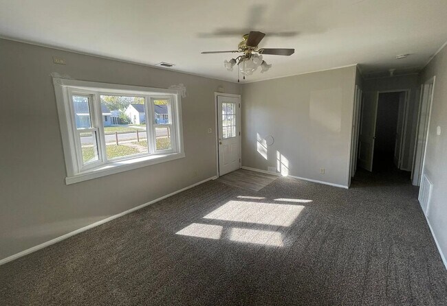 Building Photo - 3-Bedroom Single Family Home with Spacious Backyard - Available August 1st!