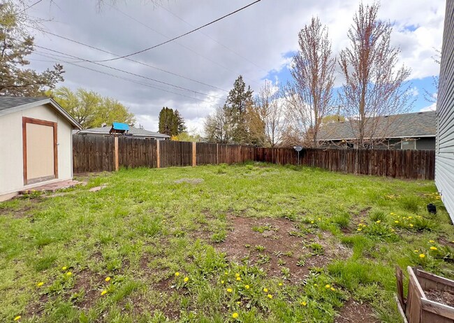 Building Photo - 2 Bed /1 Bath Home with Large Backyard and Great Location