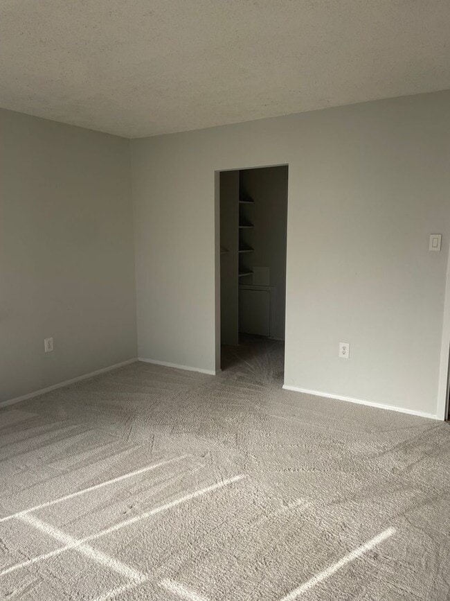 Building Photo - Spacious One Bed + One Bathroom Condo - GREAT LOCATION