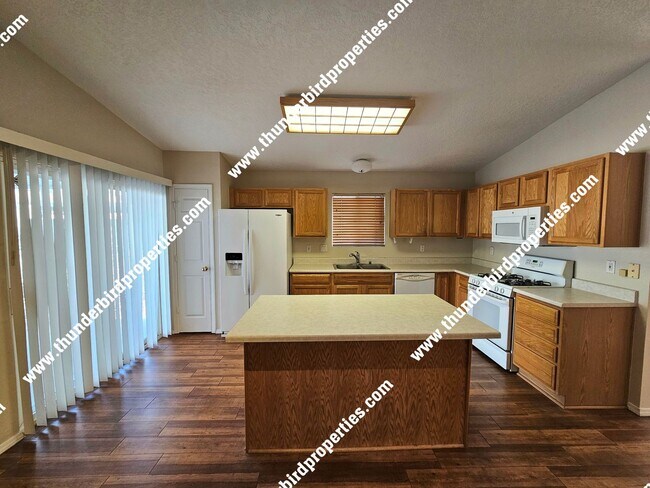 Building Photo - Lovely 3 Bedroom, 2 Bathroom, 2 Car Garage and 1,552 Sq. Ft. Home in Albuquerque.