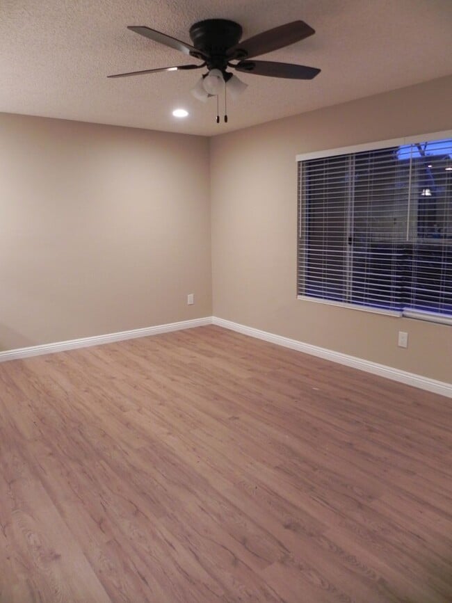 Building Photo - 4 Bed/2.5 Bath Spacious Two Story Home at ...