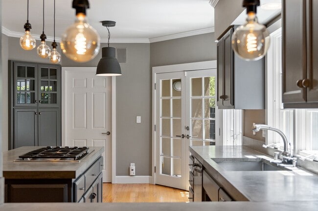 Building Photo - Contemporary Home in Desirable Community C...