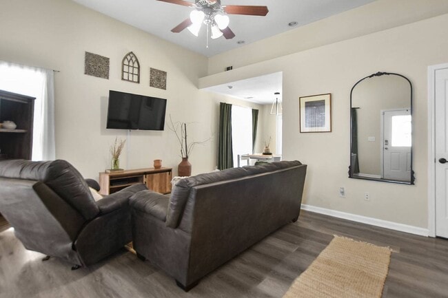 Building Photo - Pet Friendly Three Bedroom!