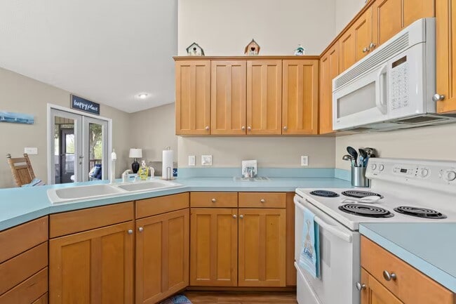 Building Photo - 270 Silver Lake N