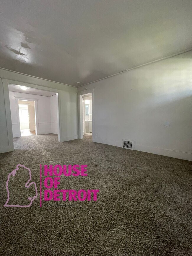 Building Photo - 3 BEDROOM 1 BATH FREE PRE-SCREEN