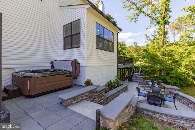 Building Photo - 15 Grove Ln