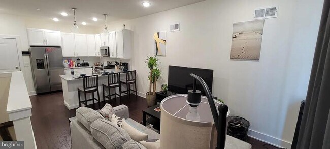 Building Photo - 512 W Montgomery Ave