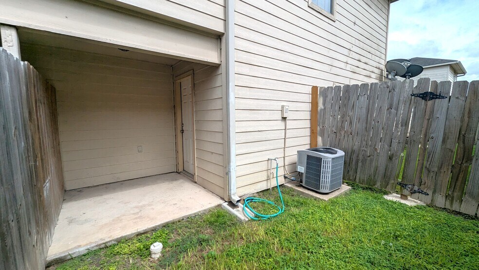 Building Photo - 701 Sonesta Ct