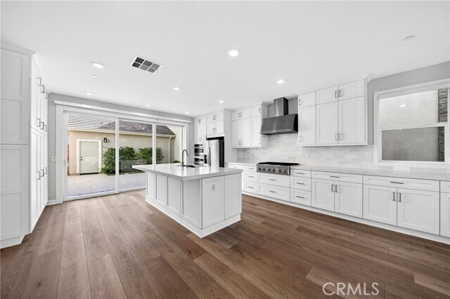 Building Photo - 346 Chorus