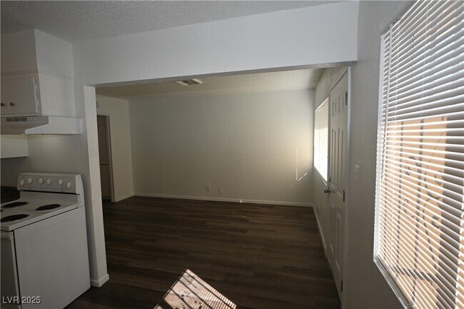 Building Photo - 715 N 11th St