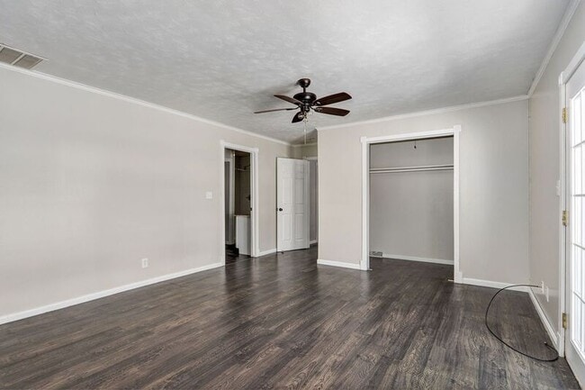 Building Photo - 3863 S Broadway Ave