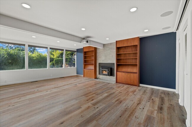 Building Photo - 9 Maple Ln