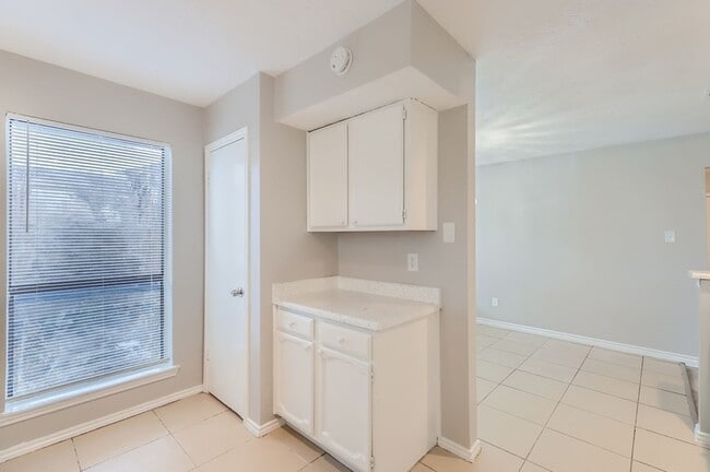 Building Photo - 1304 Seabrook Dr