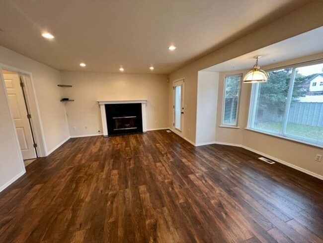 Building Photo - Newly Updated 3 Bedroom!