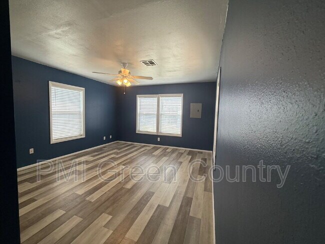 Building Photo - 212 W Pecan St