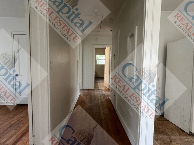 Building Photo - Spacious 3 Bedroom
