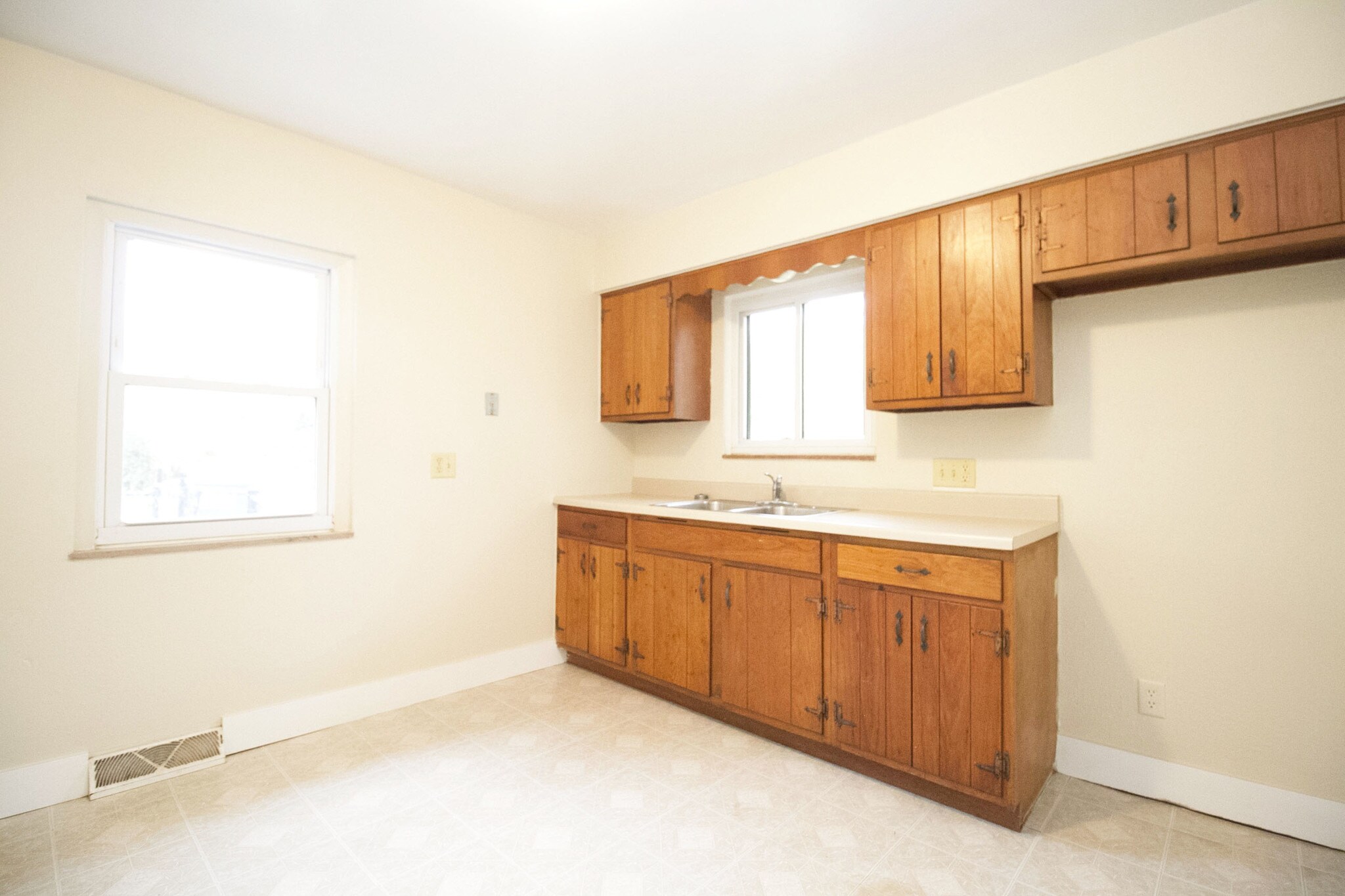 Building Photo - 3757 Dixie Dr