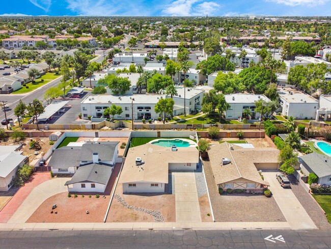 Building Photo - 6 Bedroom/4 Bath - Fully Remodeled