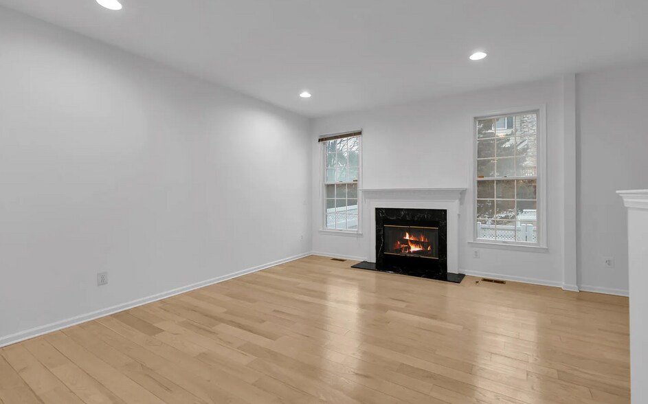 Building Photo - 7 Patriot Hill Dr