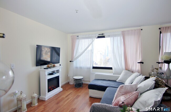 Building Photo - 300 Broad St