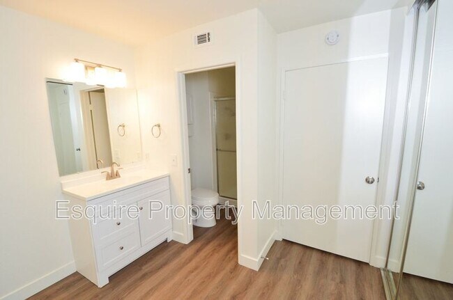 Building Photo - 5190 Laurel Park Dr