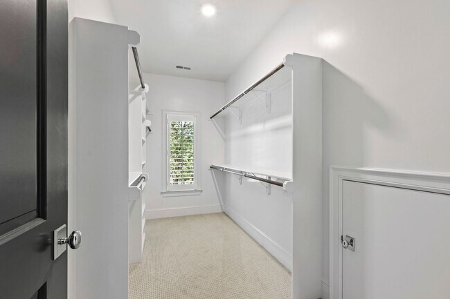Building Photo - Custom Built 4BD, 4BA Home with Bonus Room...