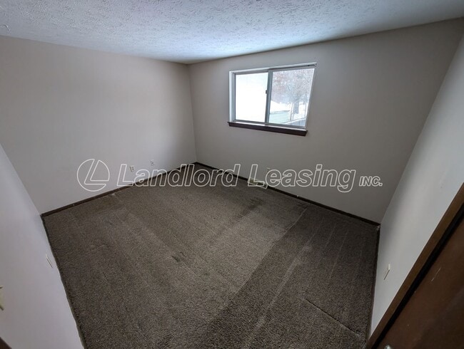 Building Photo - North Ridgeville Split Level with New Kitchen and Updates!