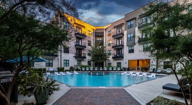 Building Photo - 730 Shady Ln