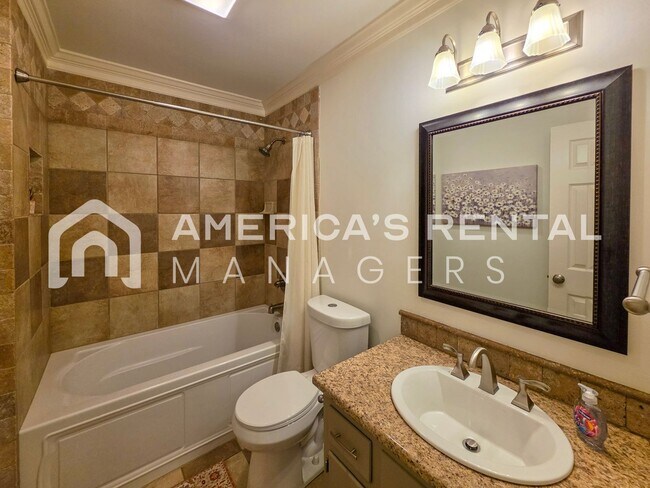 Building Photo - Newly Renovated and Ready for Move In!