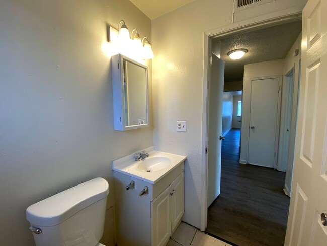 Building Photo - Spacious Two Bedroom Condo