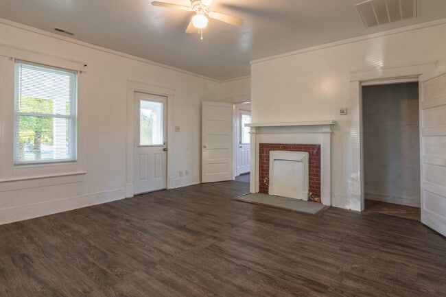 Building Photo - G TEAM - FOR LEASE - Quaint, Private Farmhouse