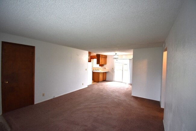 Building Photo - Well kept duplex with garage.