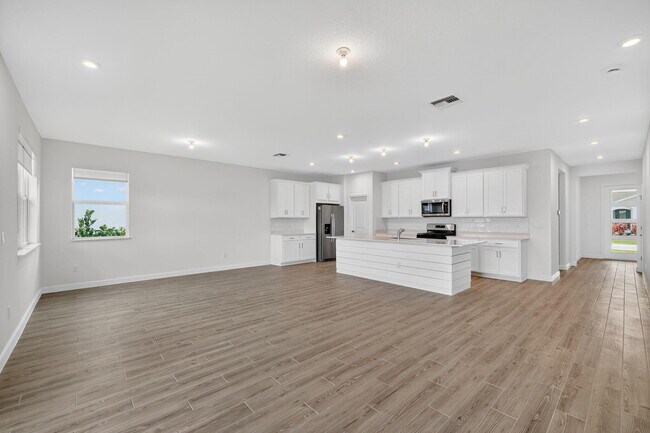 Building Photo - 14335 SW Skye Dr