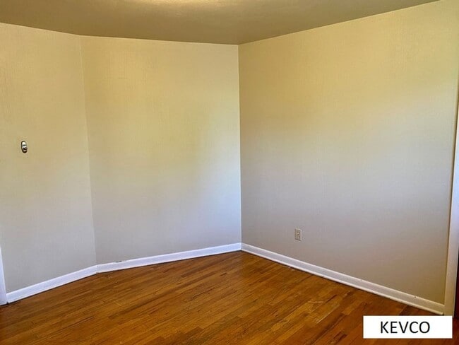 Building Photo - Charming House in Campus West!