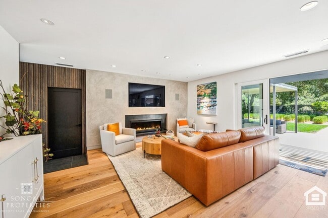 Building Photo - 3 Bedroom Exquisitely Furnished Home