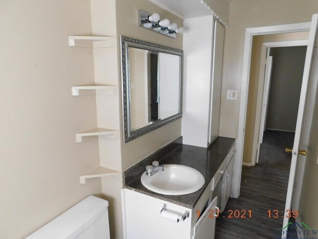 Building Photo - 605 Circle Dr
