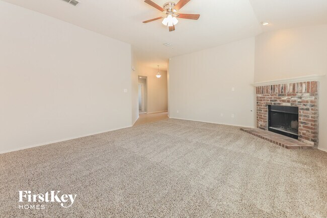 Building Photo - 2064 Fairview Dr