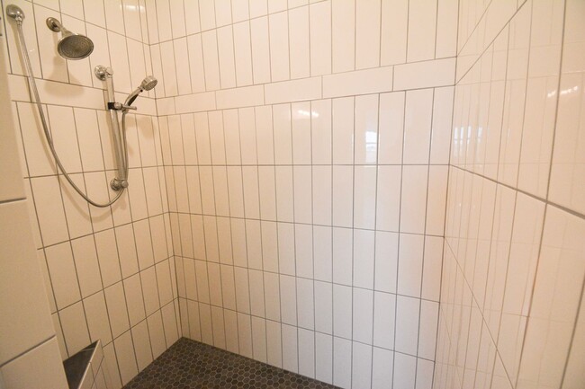 Building Photo - Luxury Country Side Living: 4 bed 3 bed St...