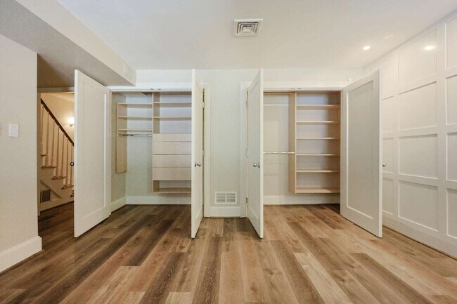 Building Photo - Rare Duplex with Tasteful Finishes, Privat...