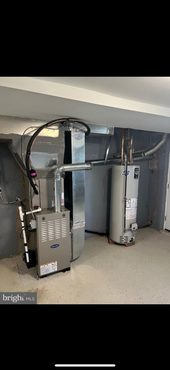 Building Photo - 5152 Crestwood Dr