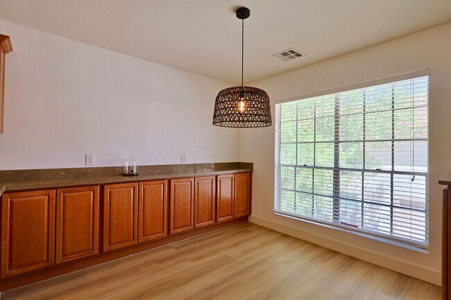 Building Photo - 3181 Pinehurst Dr