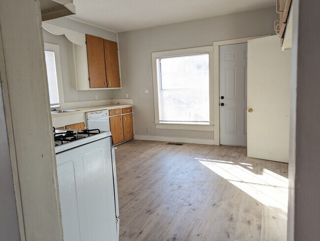 Building Photo - The Cutest 1 Bedroom on TX Side