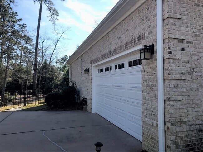 Building Photo - CROWN POINTE