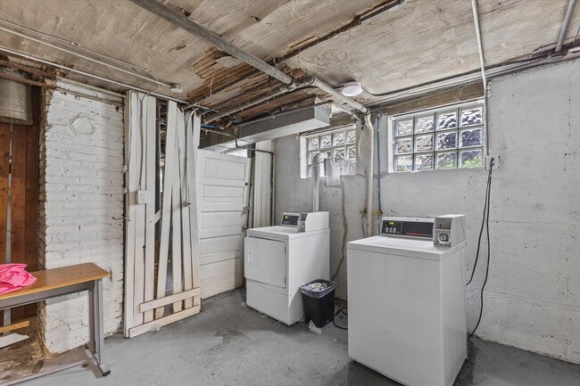 Building Photo - 1806 E Newberry Blvd